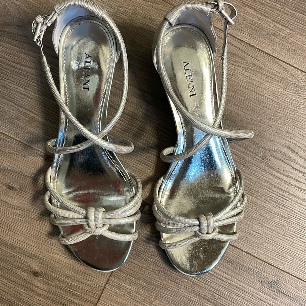 New with tag, Sliver Leather Kitty heel, size 7.
